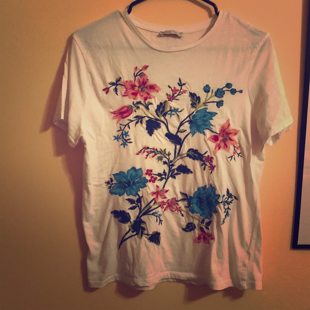 Zara Embroidered Tshirt Size S